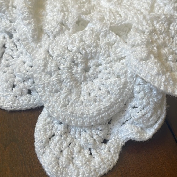 Hand made white cotton crochet medallion table runner cover with angle - Picture 8 of 9